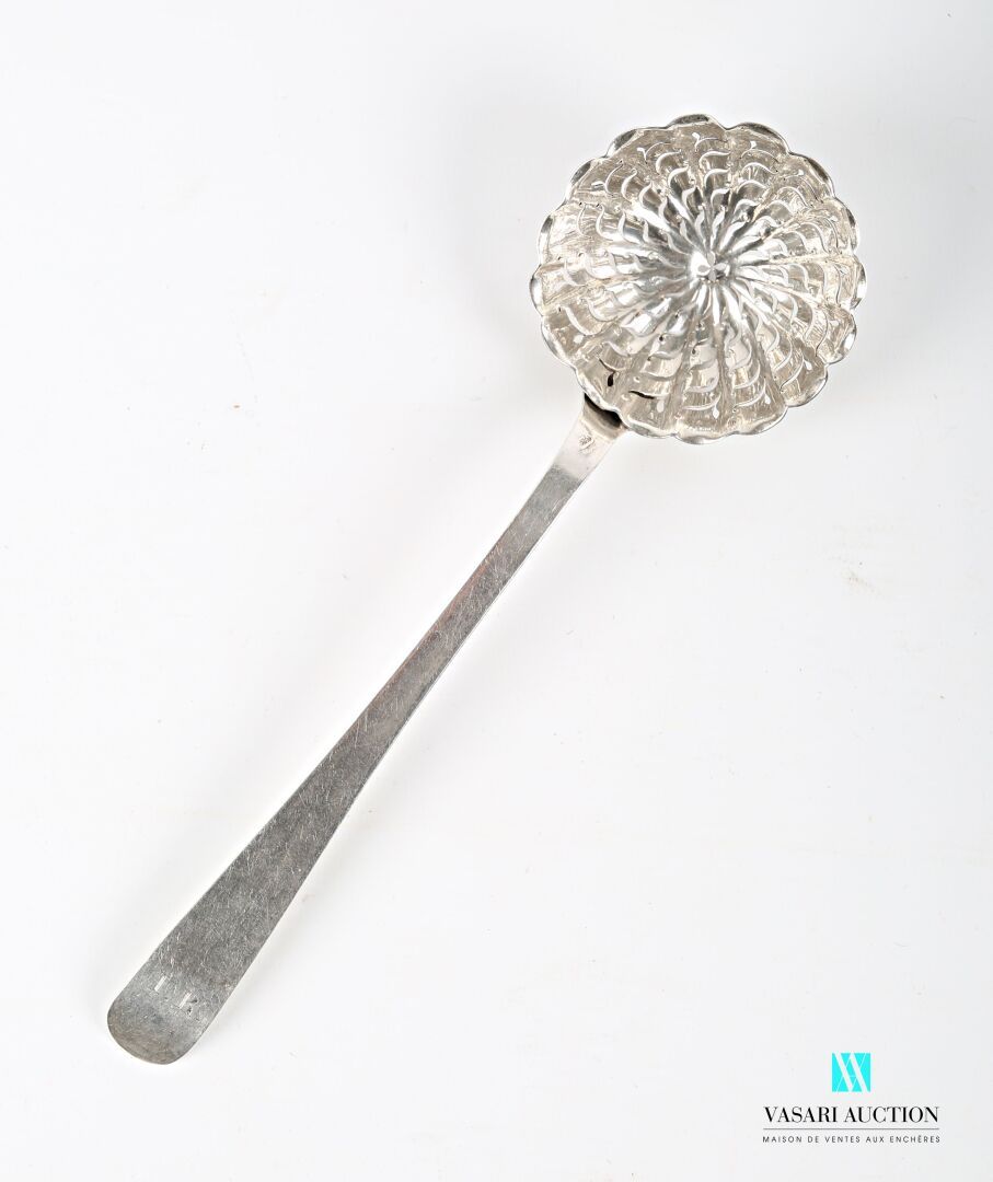 Null Spoon to sprinkle out of silver 800 thousandths, the plain handle presents &hellip;