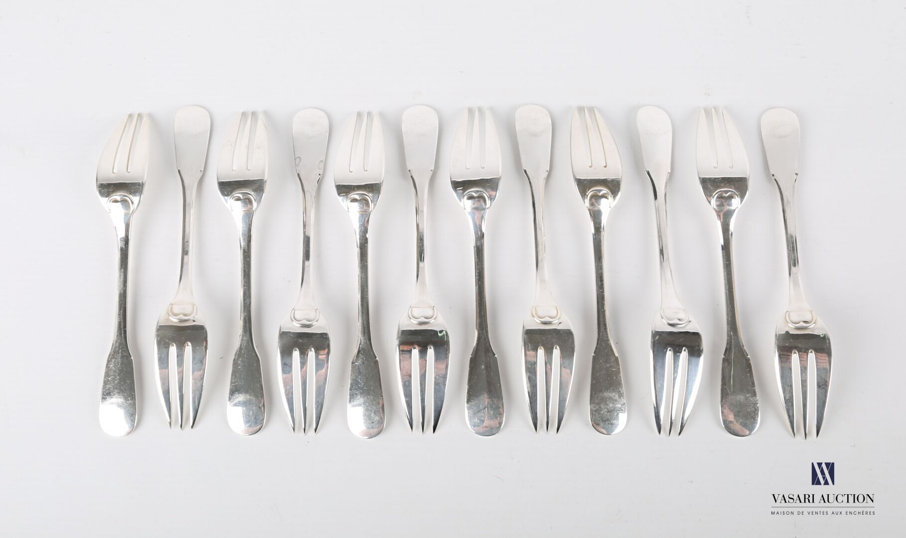 Null Suite of twelve silver cake forks, the handle uniplat.

Master goldsmith : &hellip;