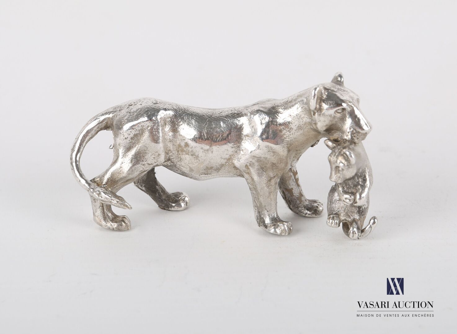 Null Silbersubjekt, das eine Löwin darstellt, die in ihrem Maul ihr Löwenjunges &hellip;