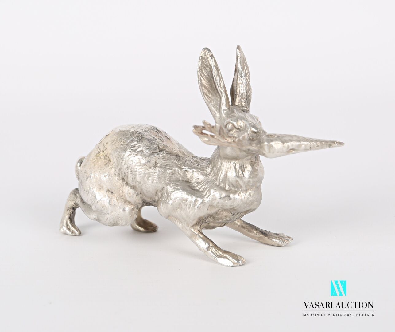 Null 代表兔子和胡萝卜的银质主题

重量 : 359,61 g

高度：6.5厘米6,5 cm - 长度 : 9,5 cm