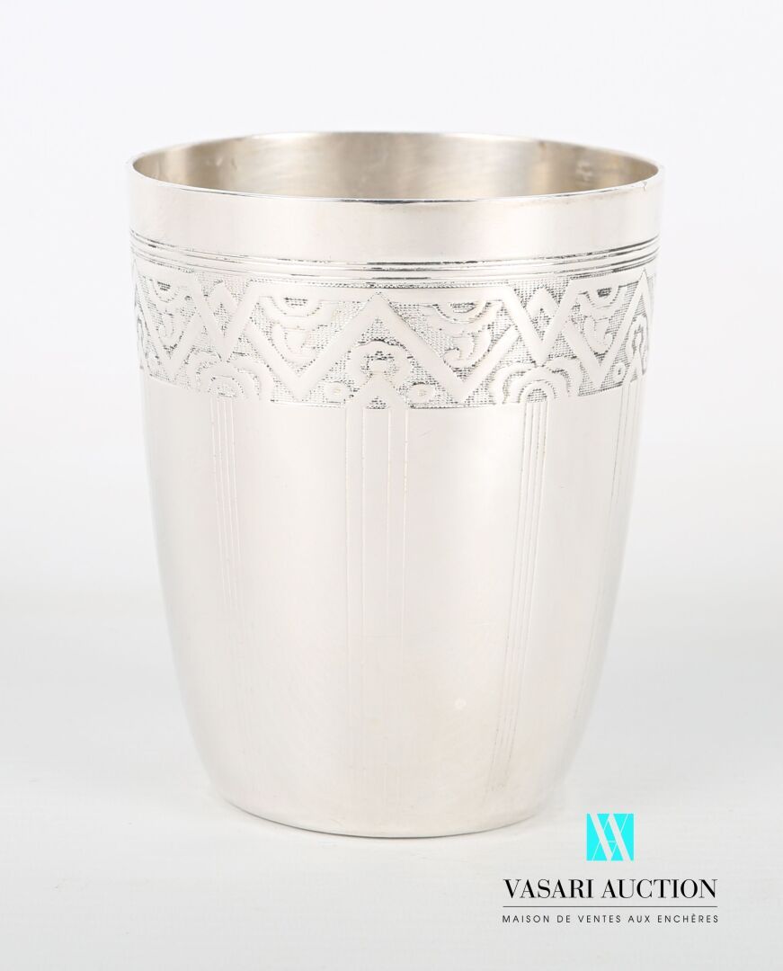 Null 银质水壶，壶身微微外翻，立于平底，壶身饰有细密的垂直凹槽，壶身上部三分之一处呈现出宽幅的几何图案，在玑镂的背景上有交错和风格化的树叶图案。

重量 :&hellip;