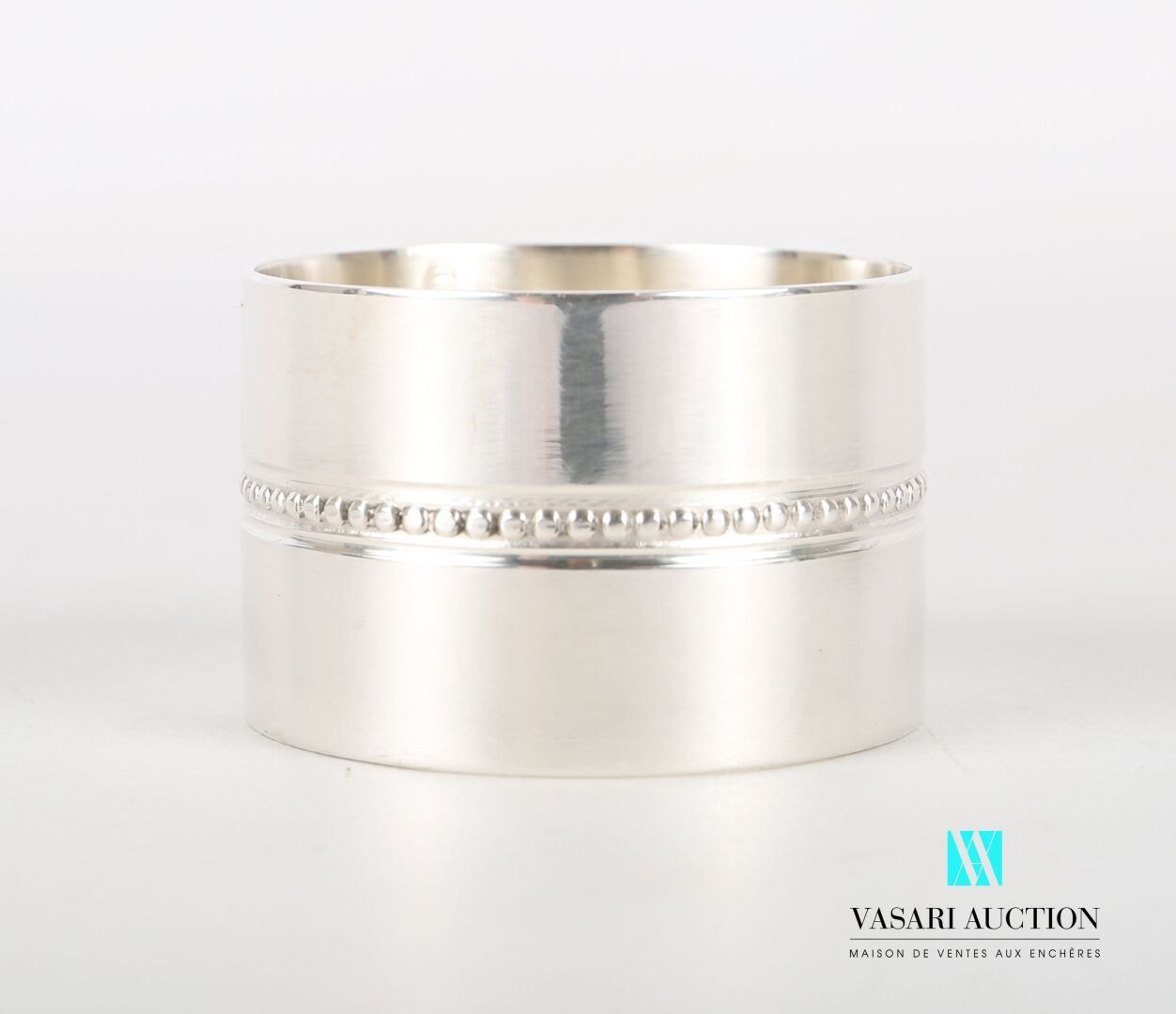 Null Silver napkin ring of round shape, the body decorated with a frieze of pear&hellip;