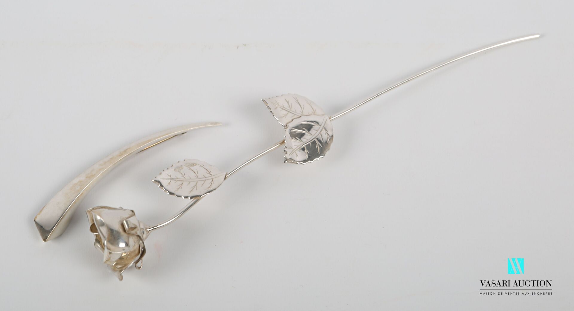 Null 拍品包括银质800千分之一的玫瑰花枝和一枚模拟现代主义形式的新月的胸针。

荷兰

高度：20厘米20厘米（树枝） - 长度：8.5厘米（胸针）