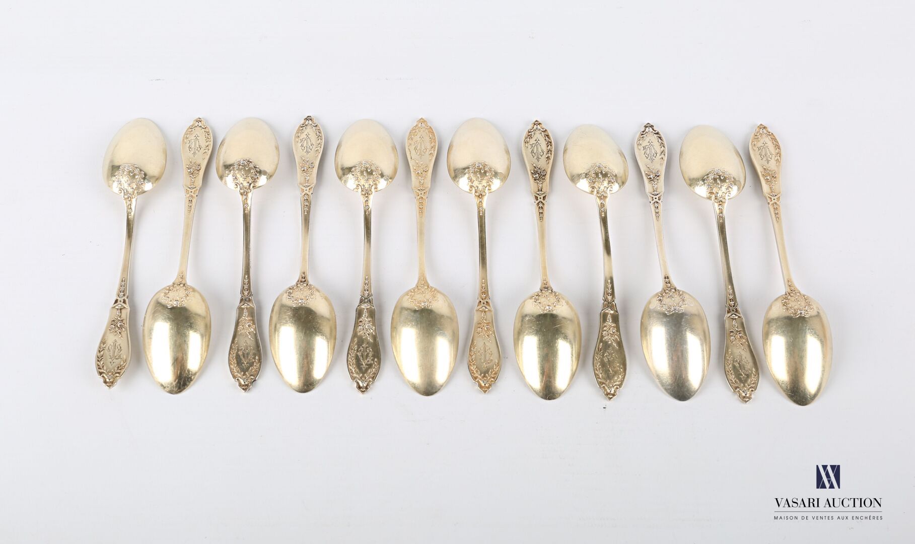 Null 一套12个银质鎏金茶匙，手柄上装饰有鱼片、芦笋尖、支撑花枝的结和月桂树枝，图。

重量 : 279,83 g