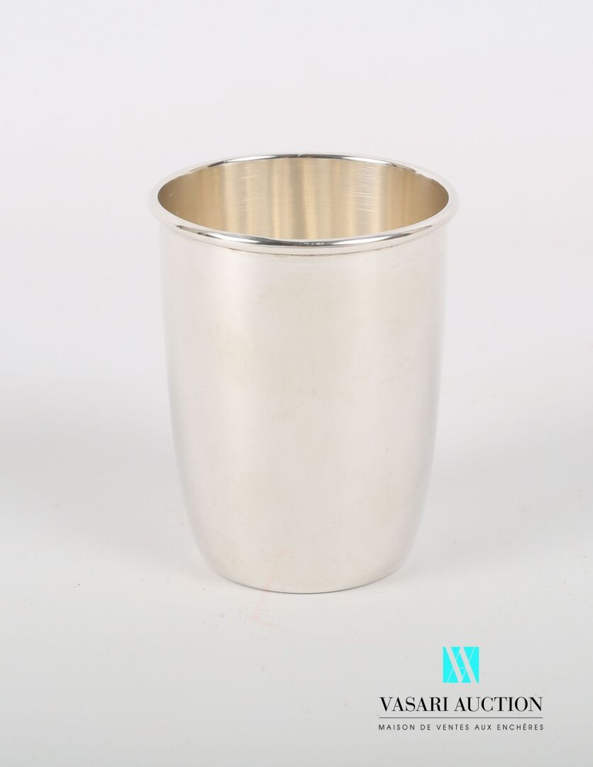 Null 银质水壶，千分之八百三十五，平底略呈截顶锥状，边缘有网状折边

重量 : 53,95 g - 高度。高度：7厘米
