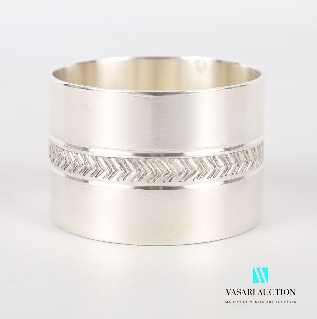 Null 银质餐巾环，圆形，主体中央装饰有雪花状的条纹。

重量 : 37,50 g