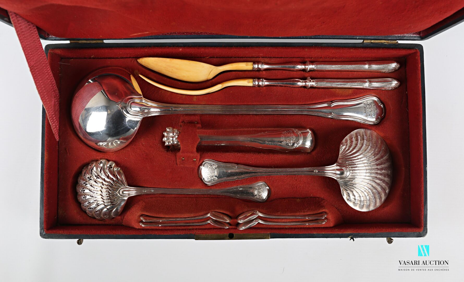 Null Silver service box, the violin handles decorated with nets and coats of arm&hellip;