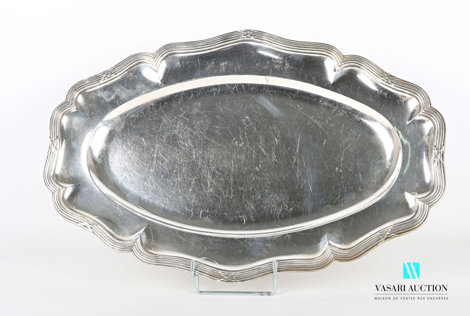 Null Oval-shaped silver dish, the border with contours hemmed with nets and cros&hellip;