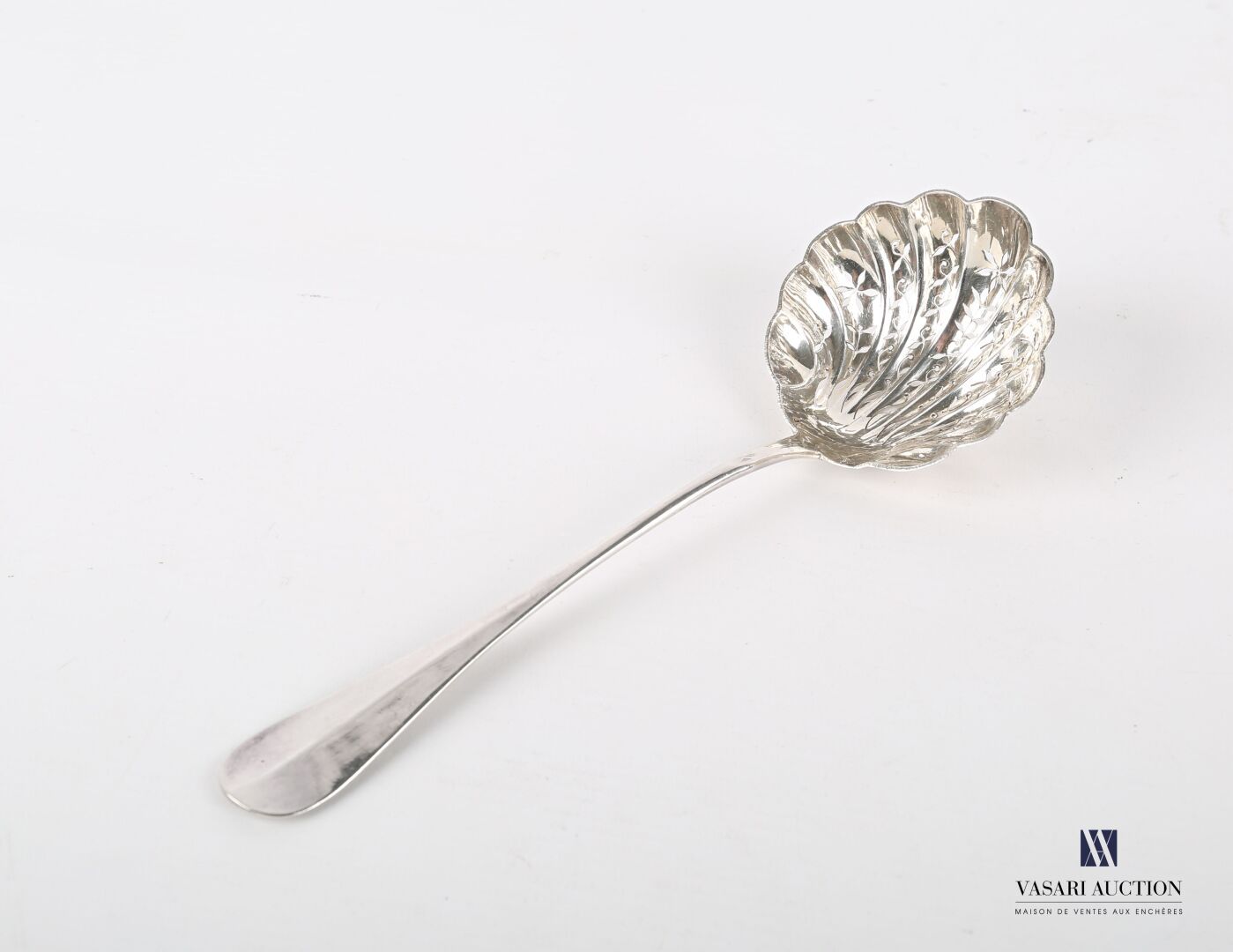 Null Silver sprinkling spoon, the plain handle has a blind medallion in a surrou&hellip;