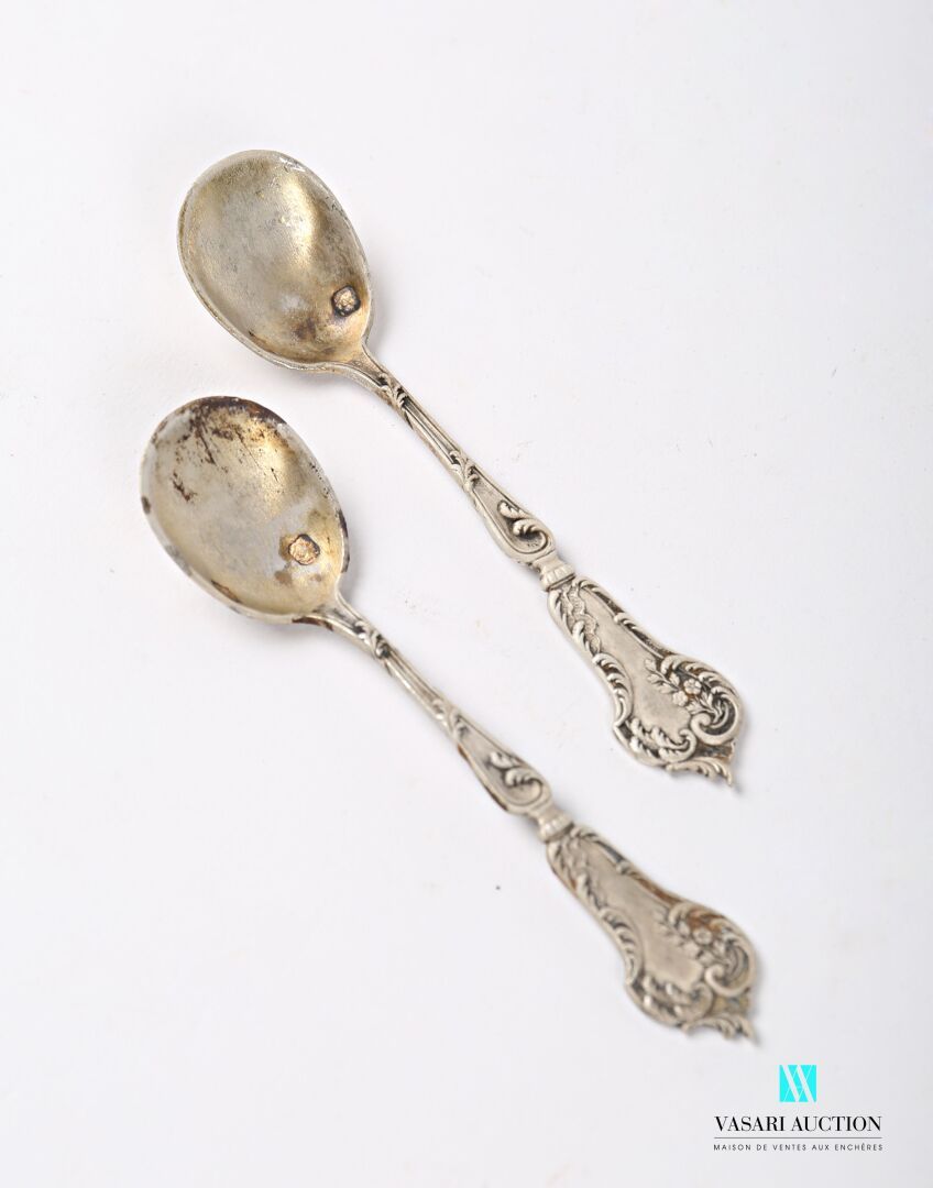 Null 一对银制盐勺，勺子模拟贝壳，手柄为刺桐树卷轴

(磨损、点蚀和氧化)

长度 : 7,2 cm - 总重量 : 9,60 g