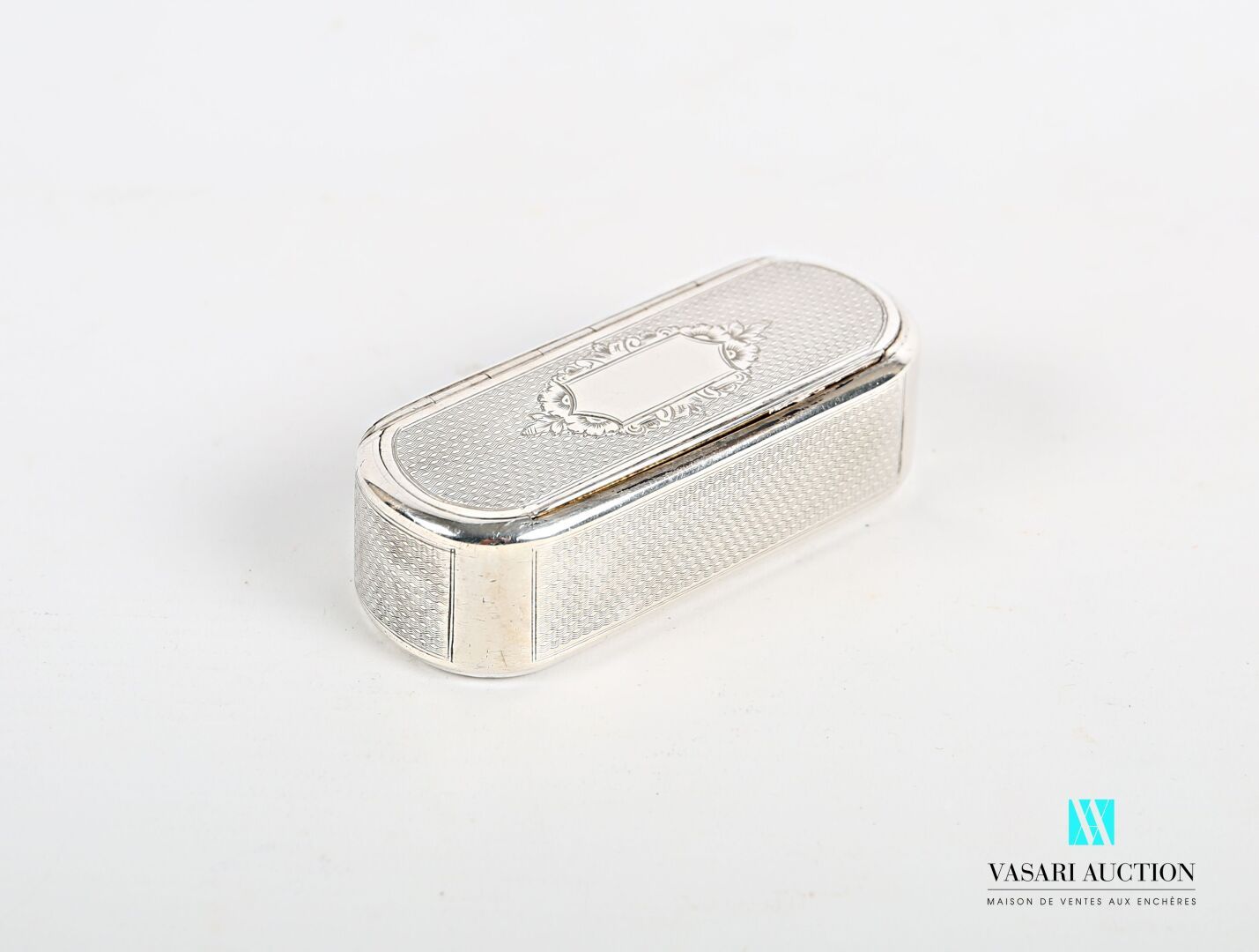 Null 银质鼻烟盒，椭圆形，铰链式盖子上有一个玑镂背景的盲雕图案。

重量 : 52,30 g - 高度 : 2,2 cm2.2 cm - 宽度：7.5 cm&hellip;