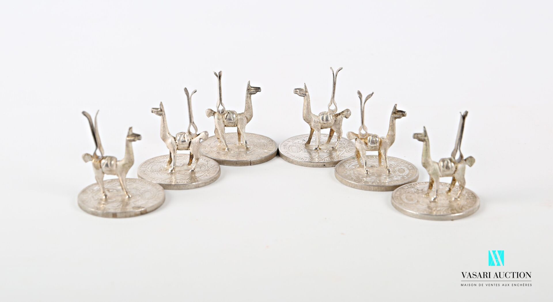 Null Suite de six porte-menus en argent figurant des lamas posant sur une pièce &hellip;