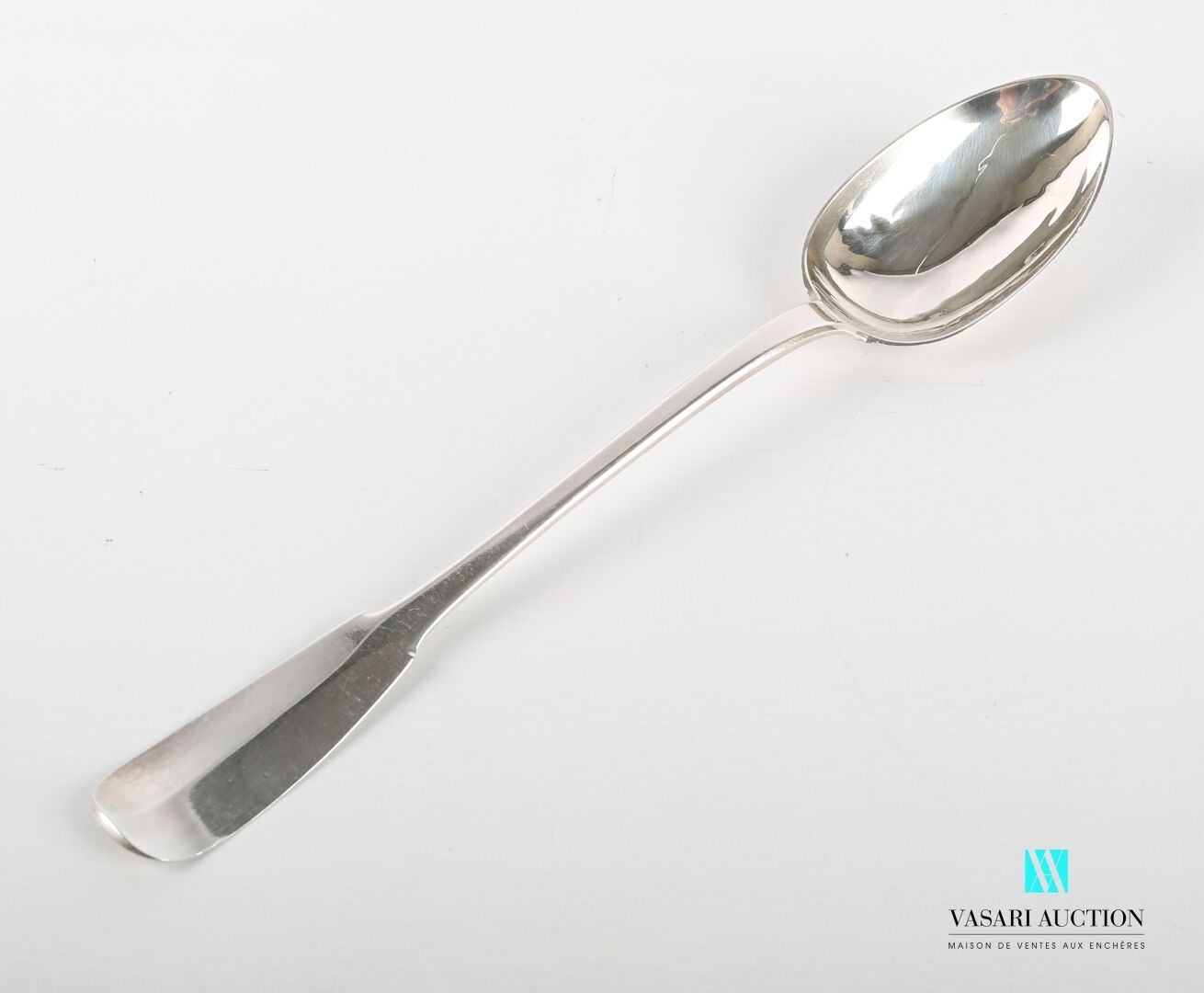 Null 一把银质的炖汤匙，有一个扁平的手柄。

鲁昂1787年

金匠大师：Mathieu Pierre Lamoureux

重量 : 130,24 g