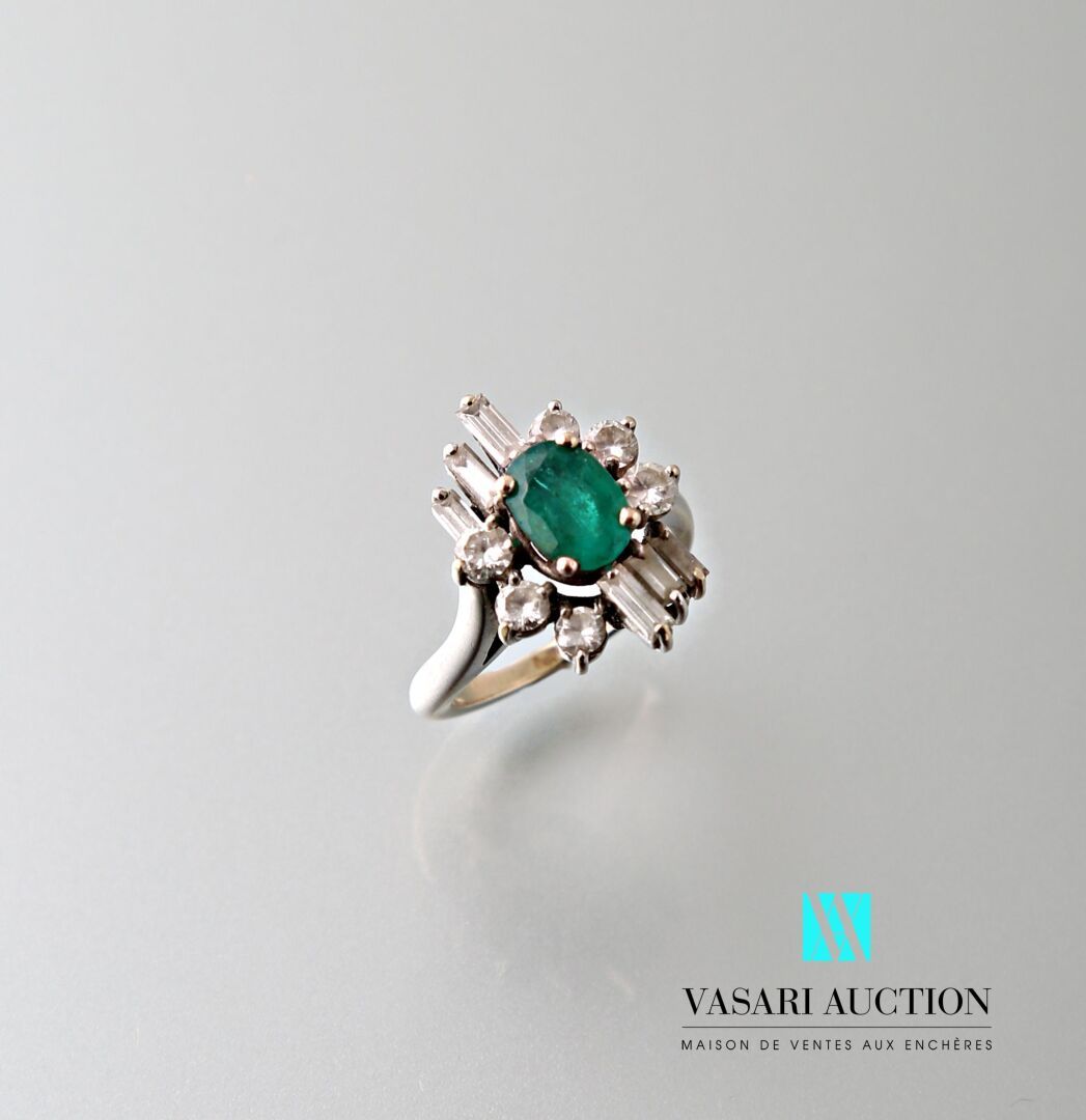 Null Ring aus 750er Weißgold, besetzt mit einem zentralen ovalen Smaragd, der vo&hellip;