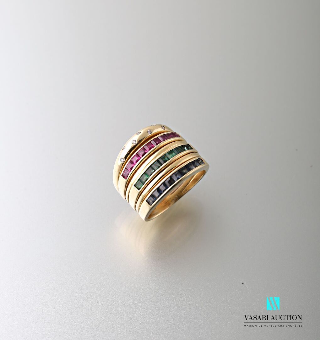 Null 黄金戒指585千分之一（14克拉），由四个戒指组成，镶嵌有蓝宝石、红宝石和绿宝石校准和七颗约0.02克拉的钻石

毛重：11.2克。手指大小：51/5&hellip;