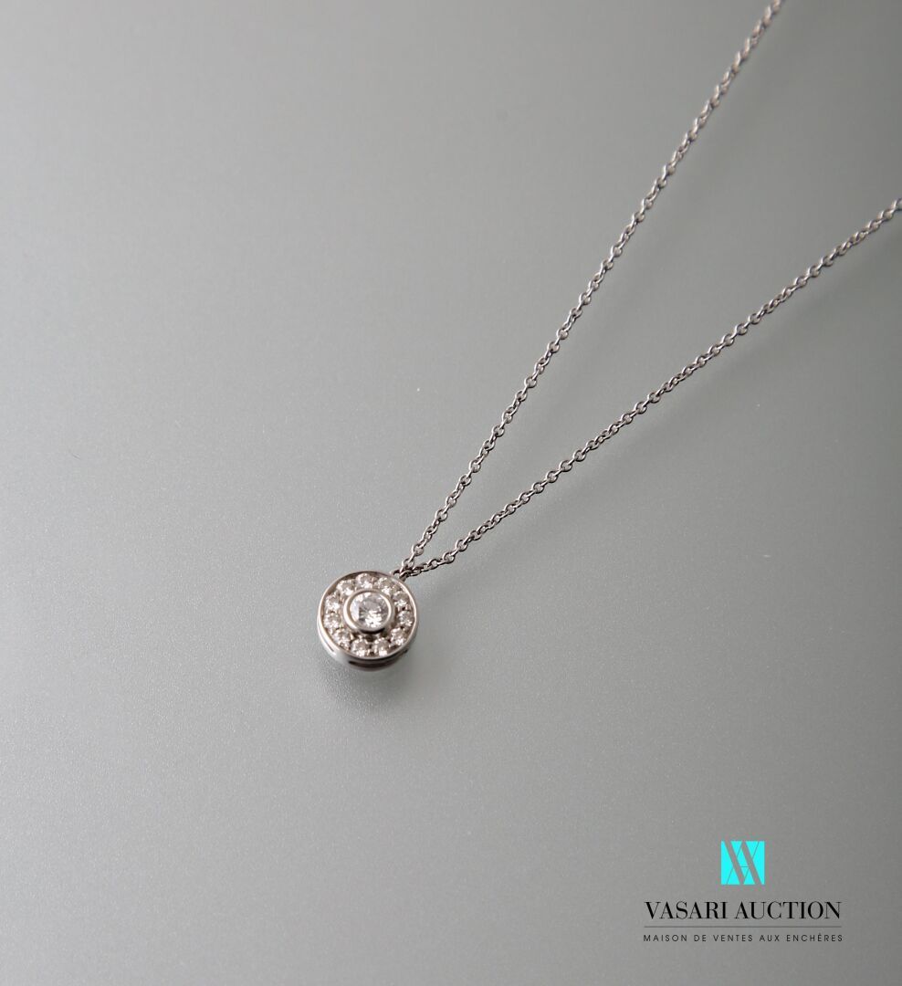 Null Tiffany and co, 铂金95万分之一的链子，装饰有一个圆形的镶钻：中央钻石约0.15克拉，周围有11颗约0.02克拉的钻石，已签名。

毛&hellip;