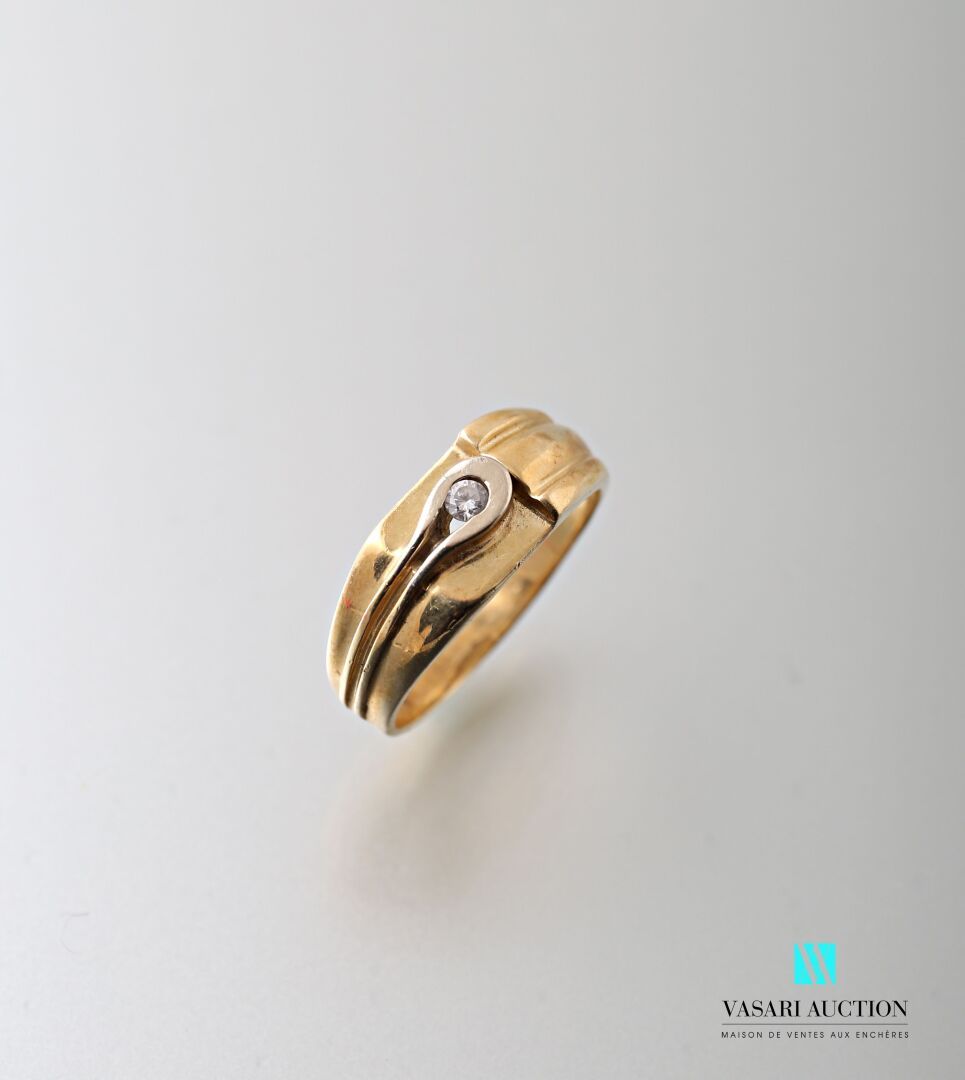 Null 585千分之一黄金戒指，图案为Godronné和网状，镶嵌白色宝石

毛重：4.7克 - 指头大小：61