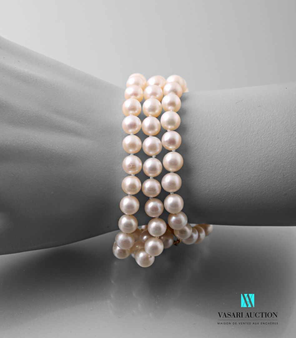 Null Dreireihiges Armband aus 25 Zuchtperlen, Durchmesser der Perlen 6,6 bis 6,9&hellip;