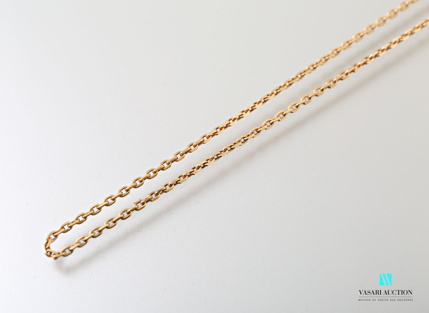 Null 黄金75千分之一的链子，带forçat缝线，重8.6克。长46厘米。

标有一个鹰头。