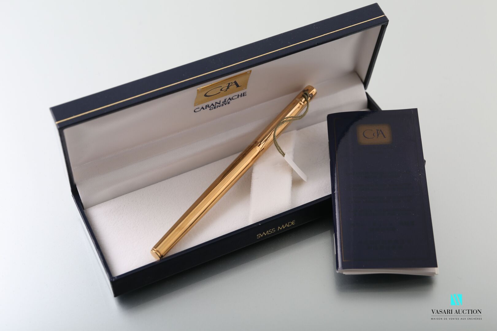 Null 盒子里有一支卡朗德阿奇公司的镀金圆珠笔，还有四支谢弗钢笔：两支圆珠笔和两支机械铅笔。