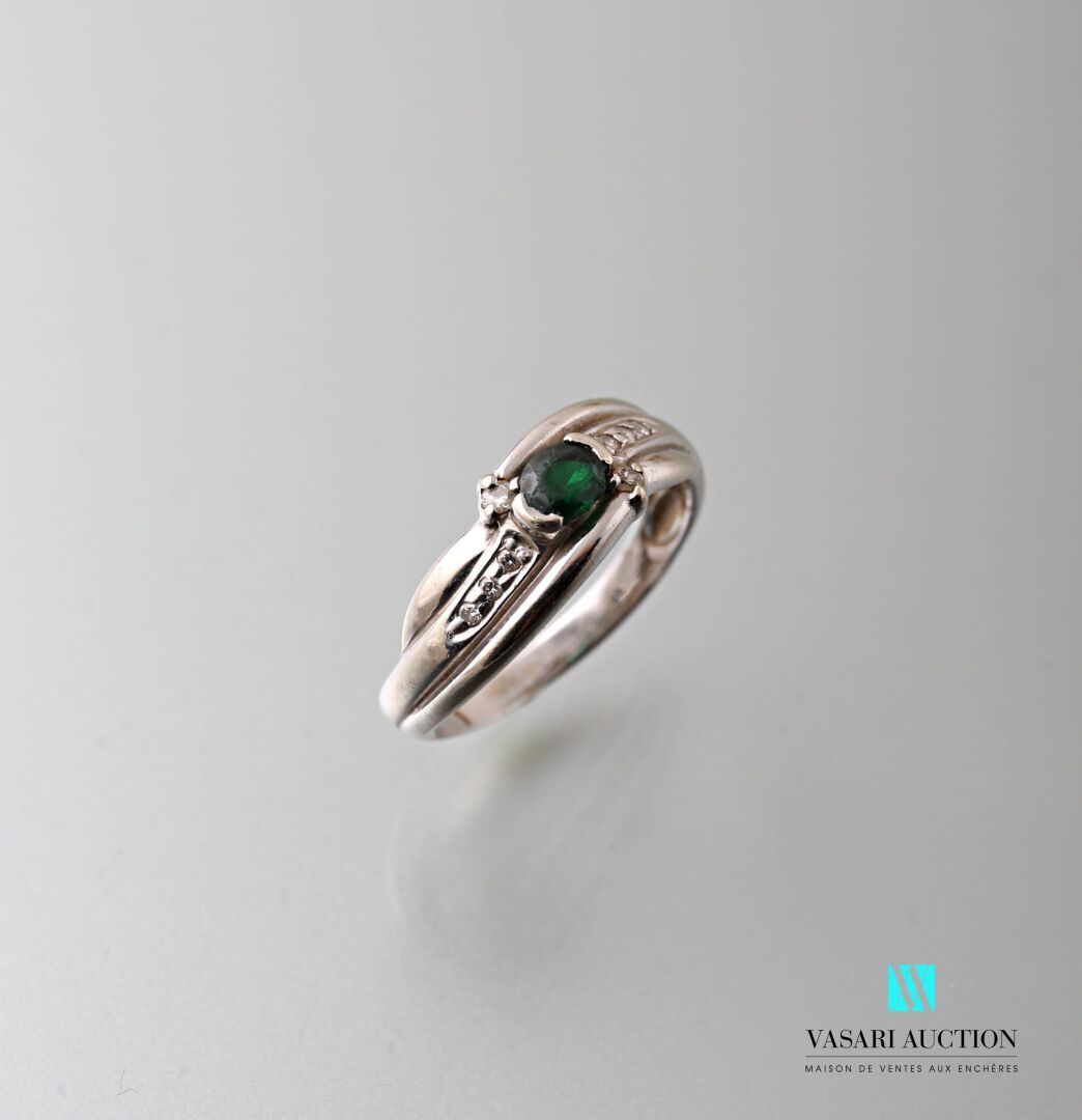 Null A.Roure，75万分之一的金戒指，中央镶嵌绿色宝石，两侧各镶嵌三颗钻石

毛重：4,1克 - 指尖转动：61

绿色的石头碎裂和损坏。