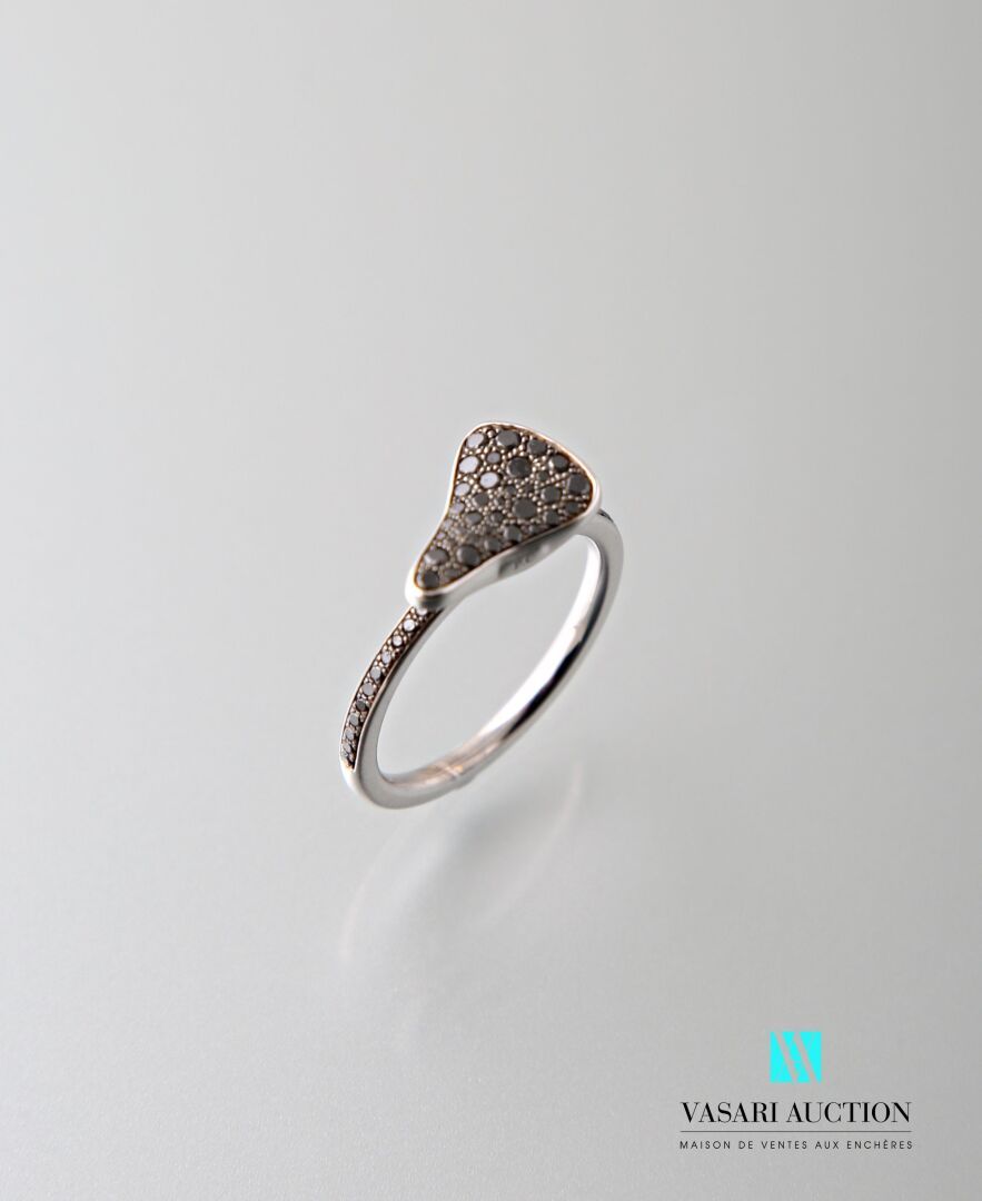 Null 750千分之一黄金戒指，装饰有黑色钻石铺成的梯形图案，戒指部分镶嵌黑色钻石 毛重：5.9克 - 指头尺寸：60

标有一个鹰头。