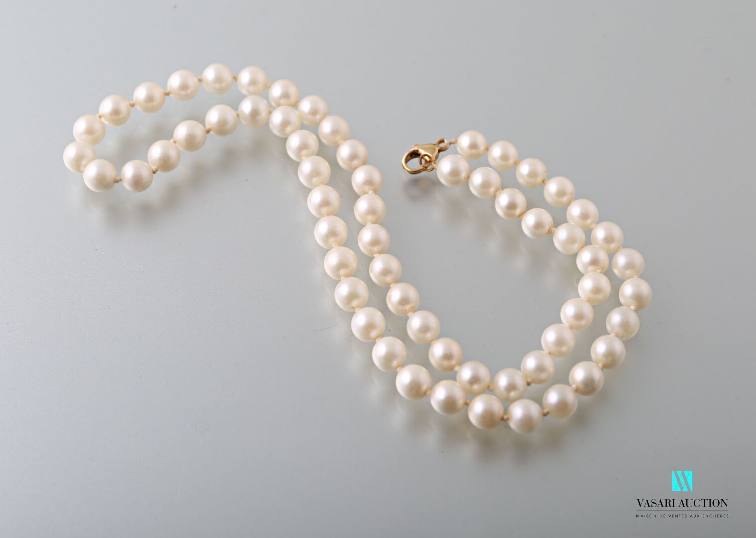 Null 由61颗文化珍珠组成的项链，750千分之一的黄金搭扣，长48厘米。珍珠的直径约为6,7毫米。

毛重28,4克。