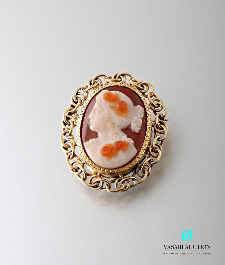 Null Oval brooch in yellow gold 750 thousandths decorated with a cameo on cornal&hellip;