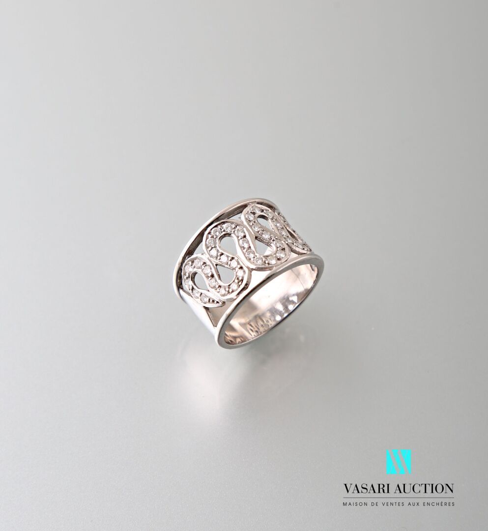 Null 第75万枚白金戒指，镂空装饰涡纹，铺镶41颗约0.02克拉的钻石

毛重：6,2克 - 指尖旋转：52。

猫头鹰的标志。