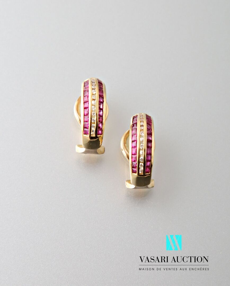 Null Pair of ear clips in yellow gold 750 thousandths each one decorated with tw&hellip;