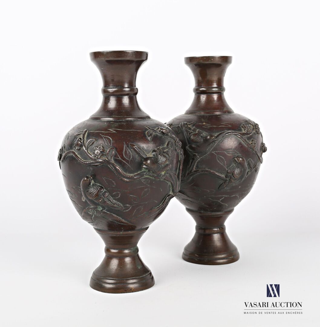 Null ASIA
Pair of bronze vases with brown patina of baluster form, the neck and &hellip;