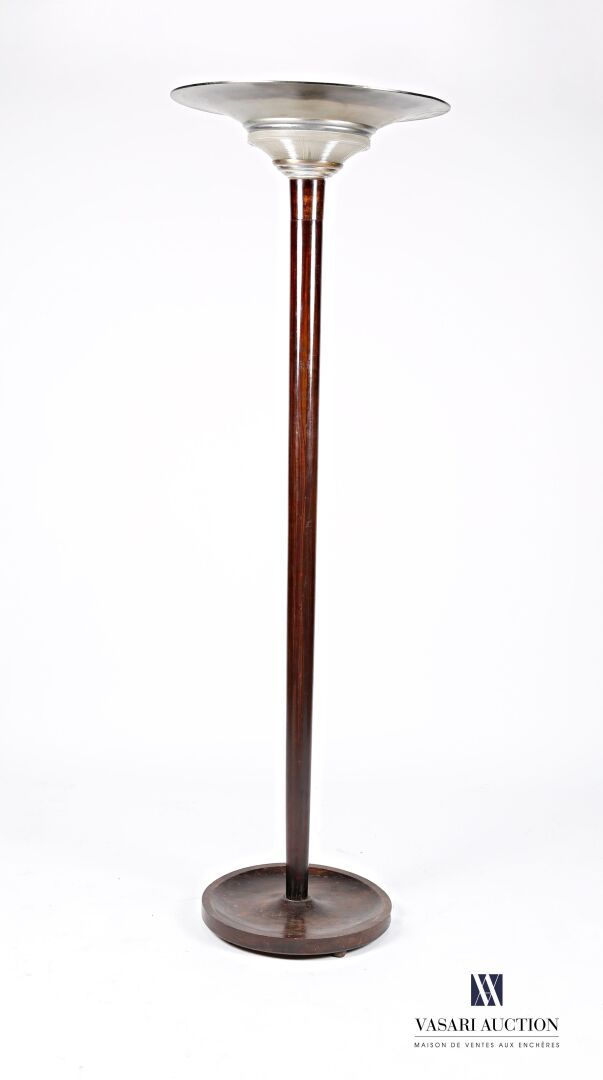 Null Lámpara de pie en madera natural teñida, descansa sobre una base redonda li&hellip;