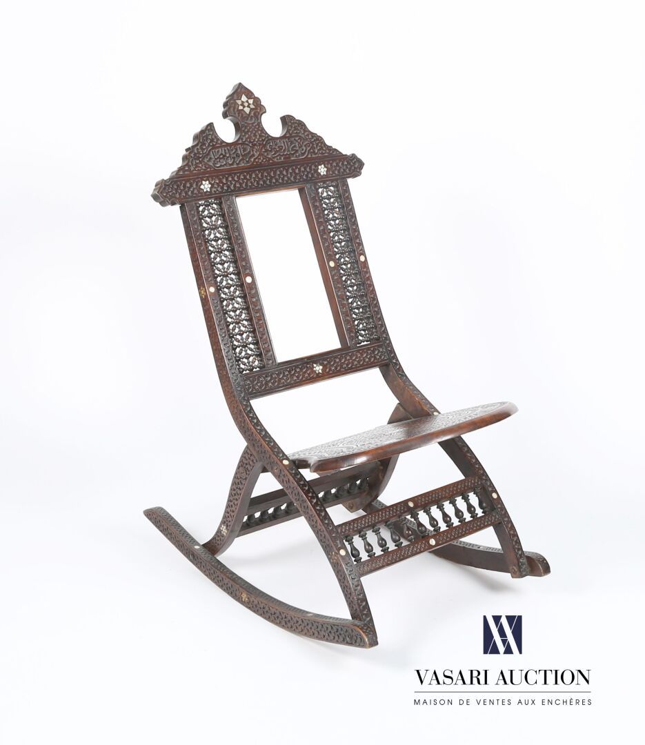 Null 折叠式摇椅，靠背上有一个用储备的书法图案切割出来的踏板，在一个卷轴框架中。它有两个带有镂空装饰的穆沙拉比的立柱，座位上装饰着一个六芒星的徽章，背景是卷&hellip;