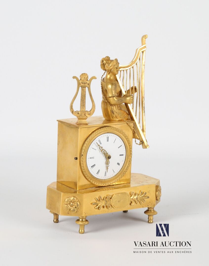 Null Small gilt bronze clock standing on an octagonal base decorated with a cart&hellip;