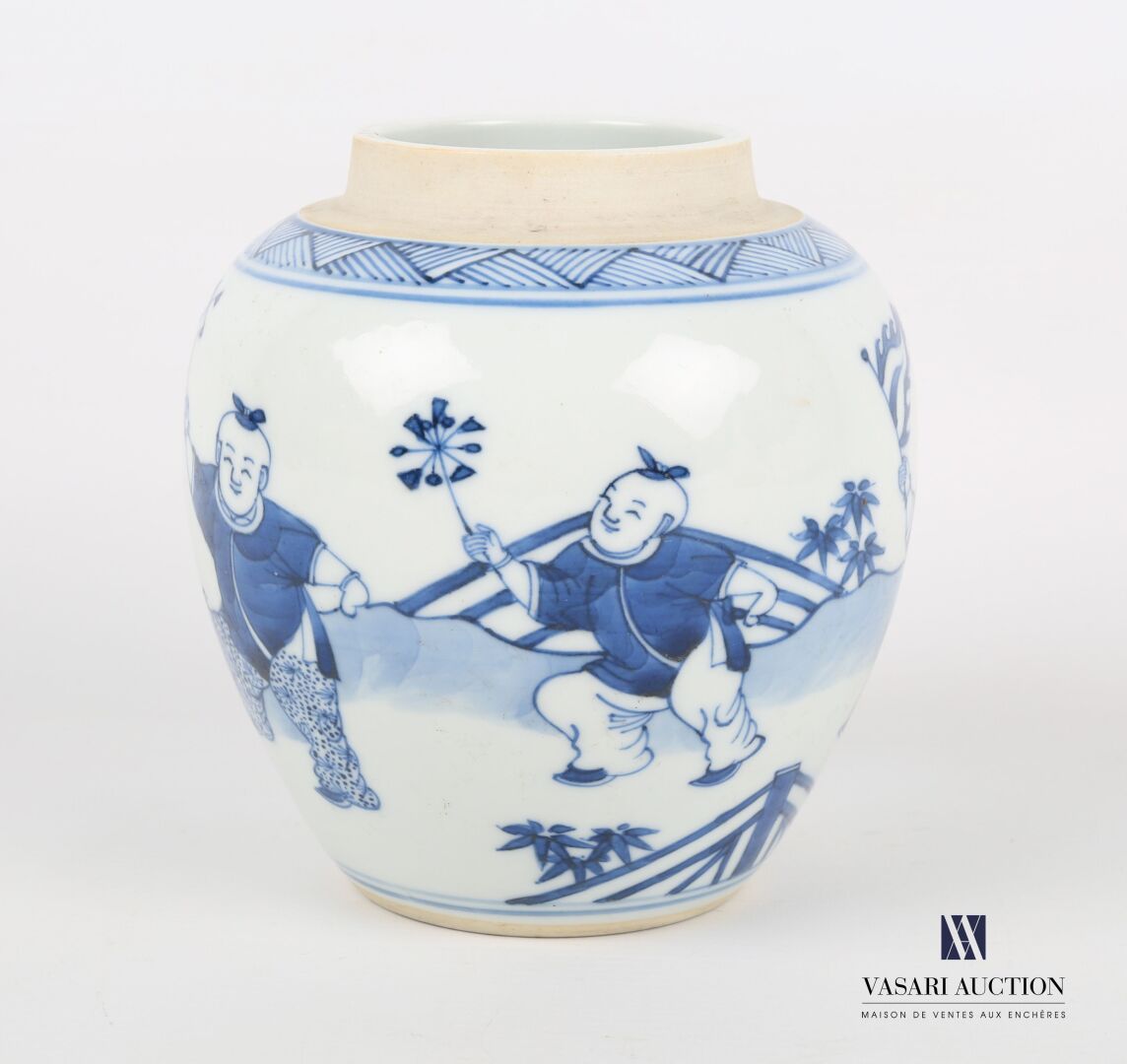 Null CHINA
Ingwerpfanne aus weiß/blauem Porzellan mit rotierendem Dekor von Figu&hellip;
