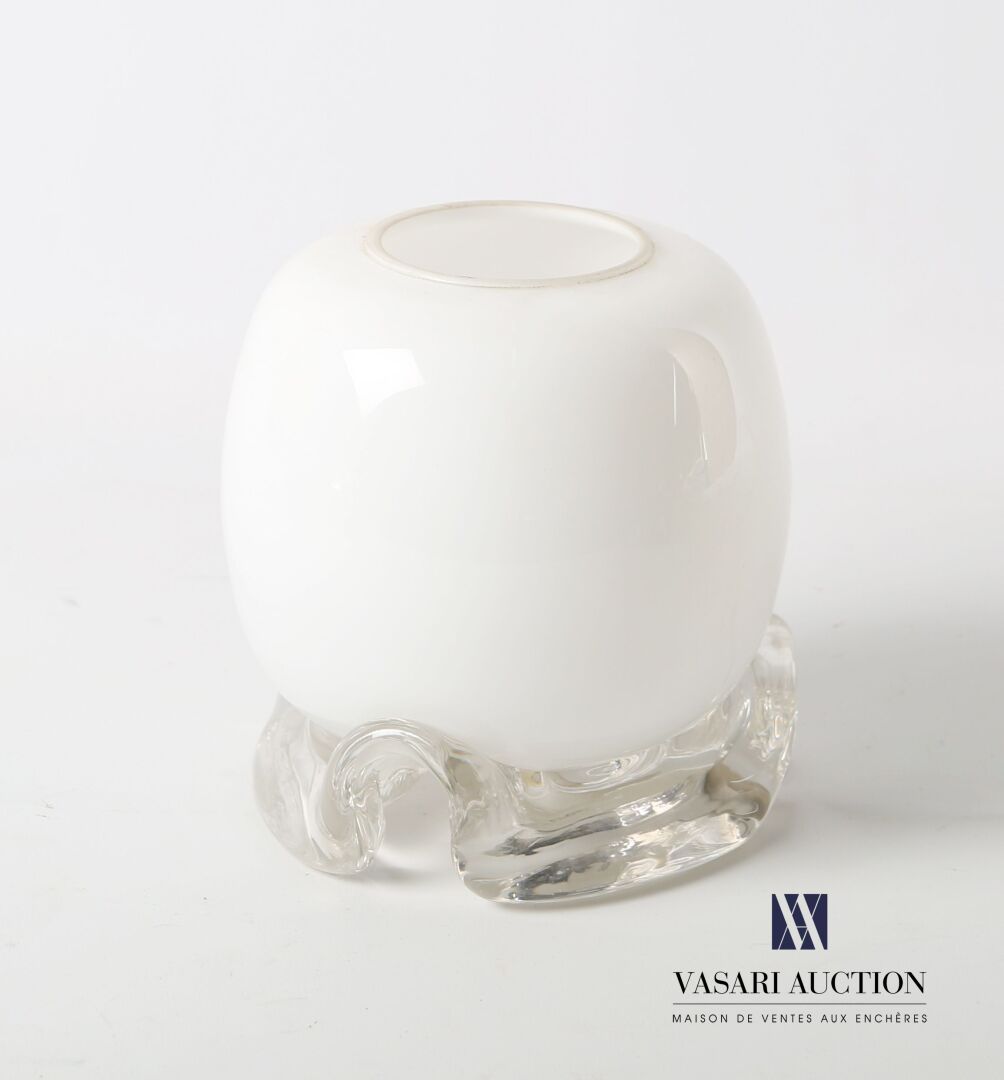Null 卵形的白色玻璃台灯，站在一个褶皱的底座上。它的背面有一个林堡的标签。
高度：15.5厘米高度：15.5厘米