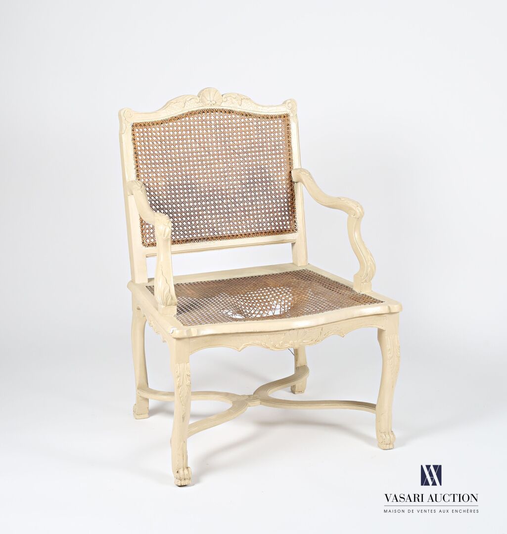 Null Sessel aus natürlichem Holz, gefräst, geschnitzt und cremefarben lackiert. &hellip;