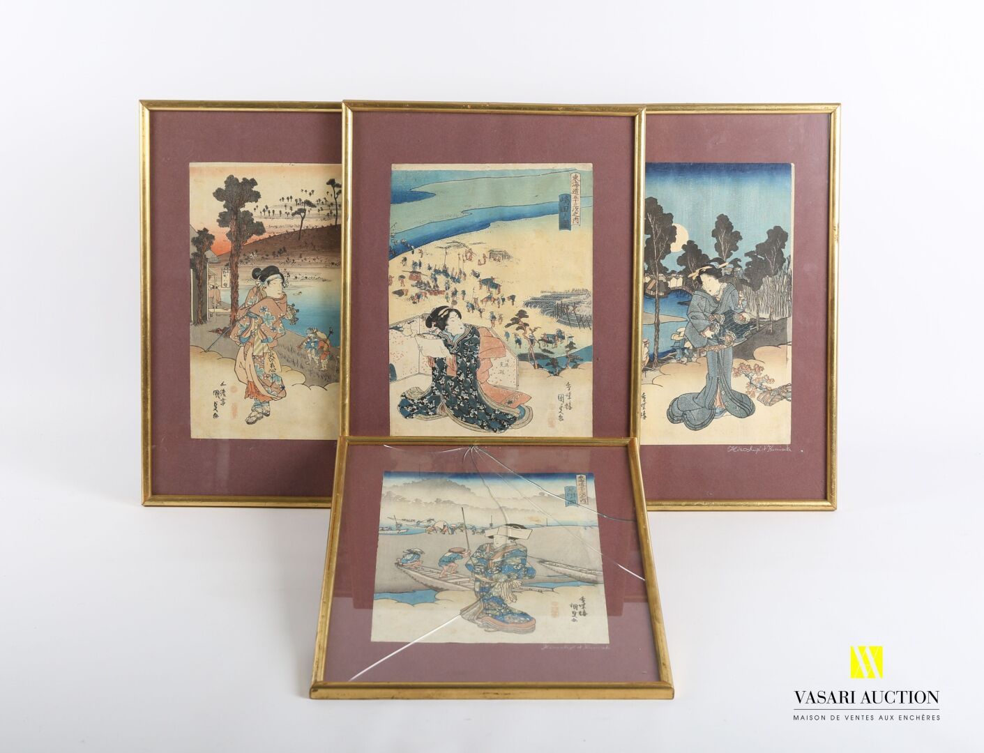 Null 平西格和库米萨特，之后
四幅套画，展示了一个艺妓的动画场景
纸张尺寸：26 x 18.8 cm
(雀斑和污点)