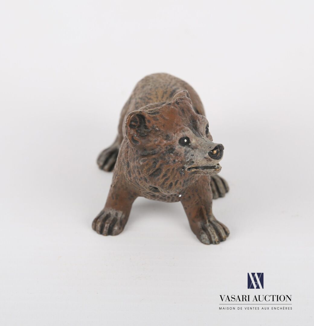 Null Sujet en bronze peint figurant un ourson à quatre pattes 
Haut. : 4,5 cm - &hellip;