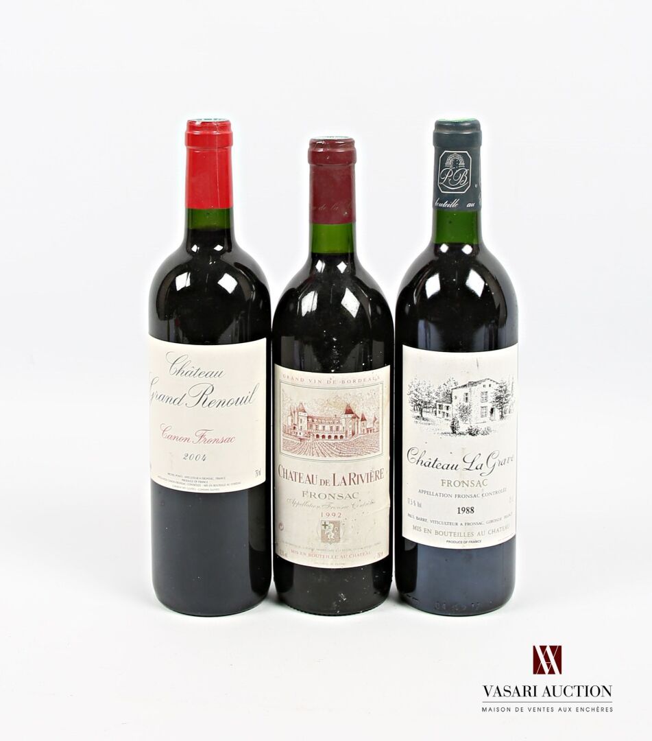Null 一组3个瓶子，包括:
1瓶Chateau GRAND RENOUIL Canon-Fronsac 2004
拉里维埃酒庄弗龙萨克葡萄酒1瓶，1992年&hellip;