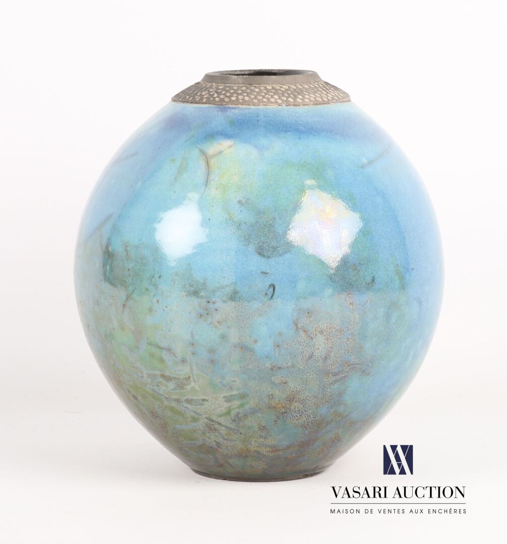 Null 杜伦伯格-亨利 (生于1949年)
卵圆形炻器拉库花瓶，釉色为蓝色、绿色，颈部有一圈点状的褶皱。
底座上有签名，日期为99。
高度：22.5厘米高度 &hellip;