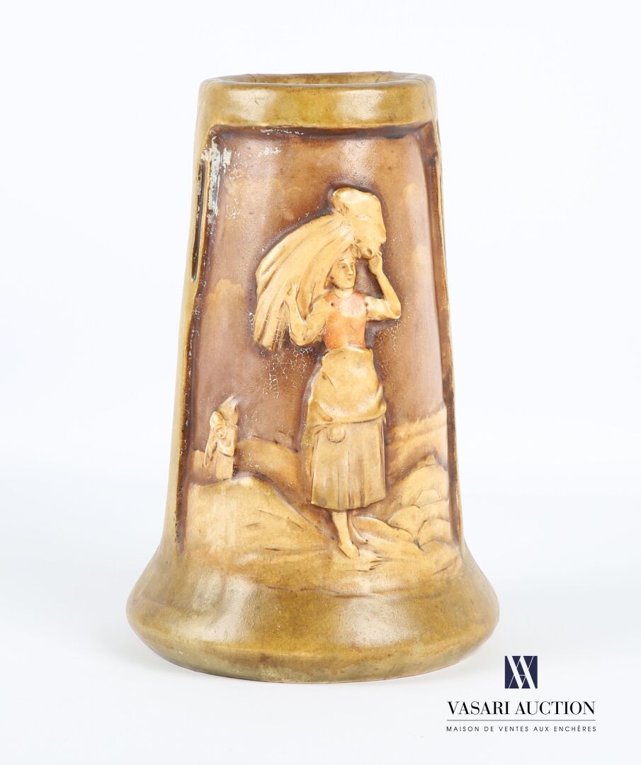 Null AMPHORA制造 - 奥地利
稍微截断的圆锥体形状的陶瓷花瓶，装饰着风景中的采摘柴草者。
(事故和修复)
高度：26厘米高度：26厘米