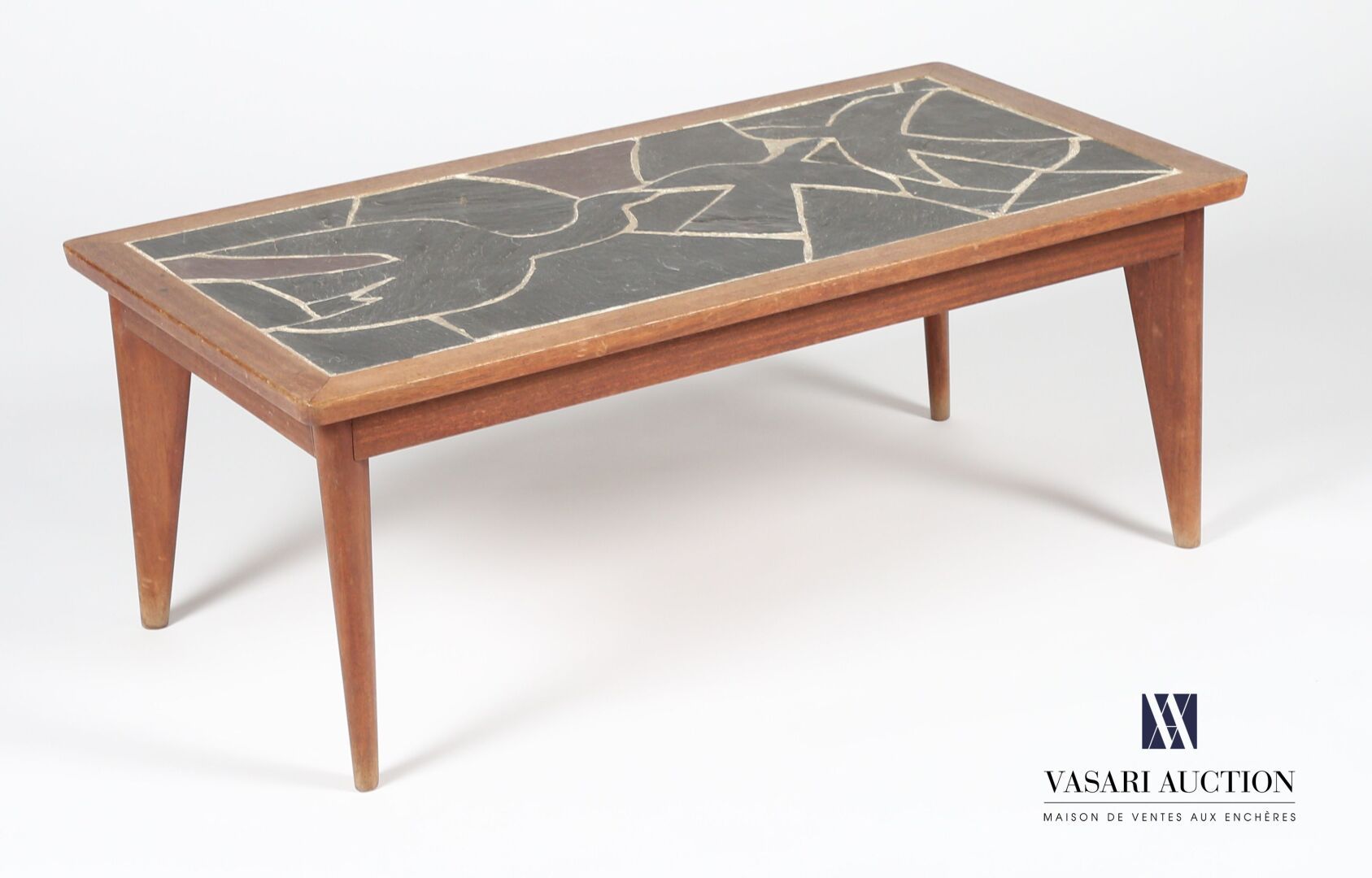 Null 矮桌，长方形的桌面用石板涂黑，代表了布拉克的品味的鸟类，它放在四个斜的锥形腿上。
20世纪
(磨损，有裂缝和一些缺失的接头)
高度：36.5厘米36.&hellip;