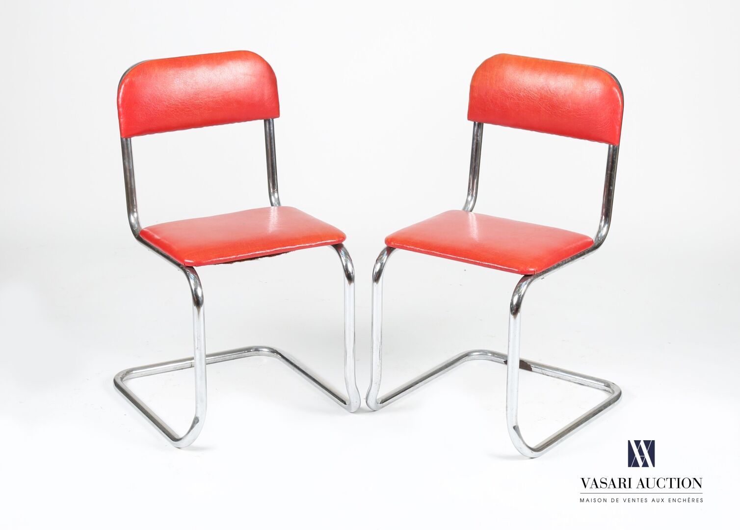 Null 一套两把椅子，镀铬钢管框架，长方形靠背，顶角为圆形。
(皮革有少量磨损，一个座位需要重新安装）。
高度：79厘米79 cm - 宽度 : 40,5 c&hellip;