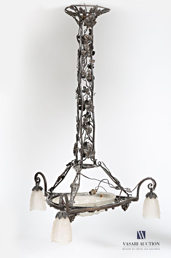 Null NOVERDY
Chandelier in forged, the openwork shaft decorated with leaves and &hellip;