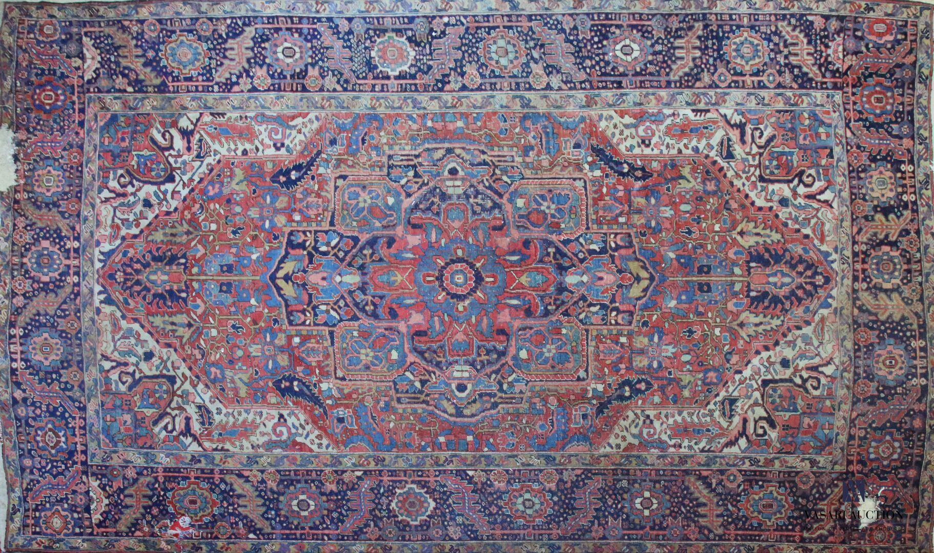 Null Heriz地毯（棉质经线和纬线，羊毛绒），波斯西北部，约1930-1950年
(磨损、旧的修复物、事故、孔洞、缺失部分和收缩）。
365 x 267厘&hellip;