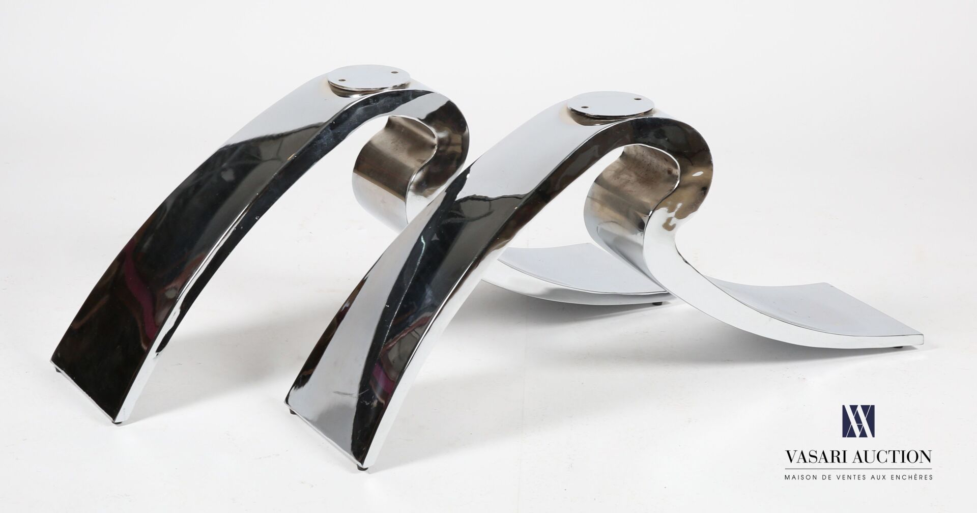 Null Pair of polished aluminum legs in the form of stylized wave, it has two ent&hellip;