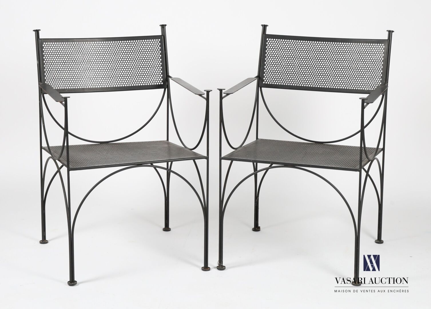 Null CAILLETTE René-Jean (1919-2015) - Fermob版
一对黑色漆面金属扶手椅，椅背和椅座都有穿孔，直的扶手下有半球形的拱&hellip;