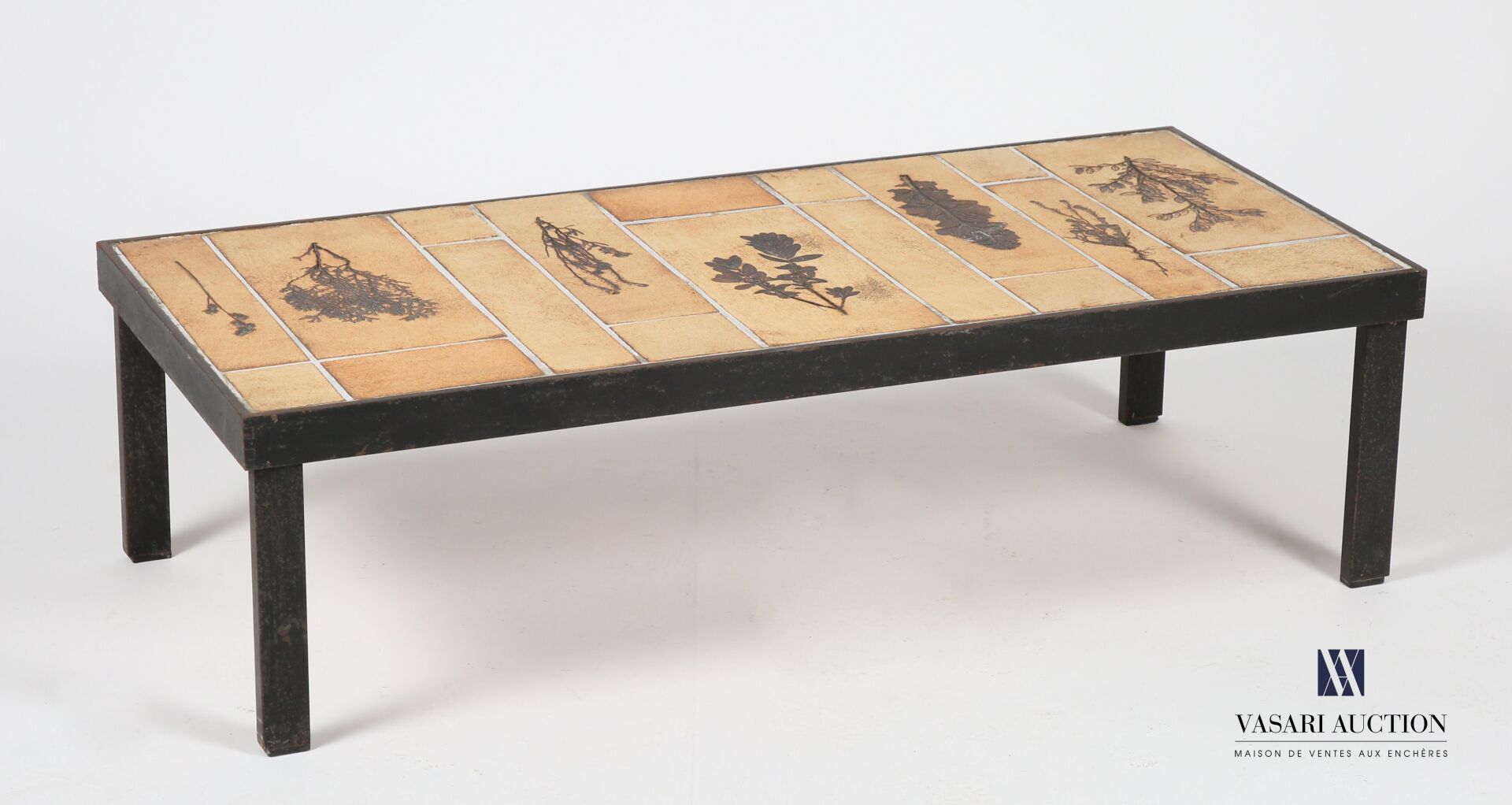 Null 卡普隆-罗杰（1922-2006）
Botanique系列的咖啡桌，带有标本馆的图案，长方形的桌面上装饰着瓷砖，其中一些压印着叶子，它站在一个金属底座&hellip;