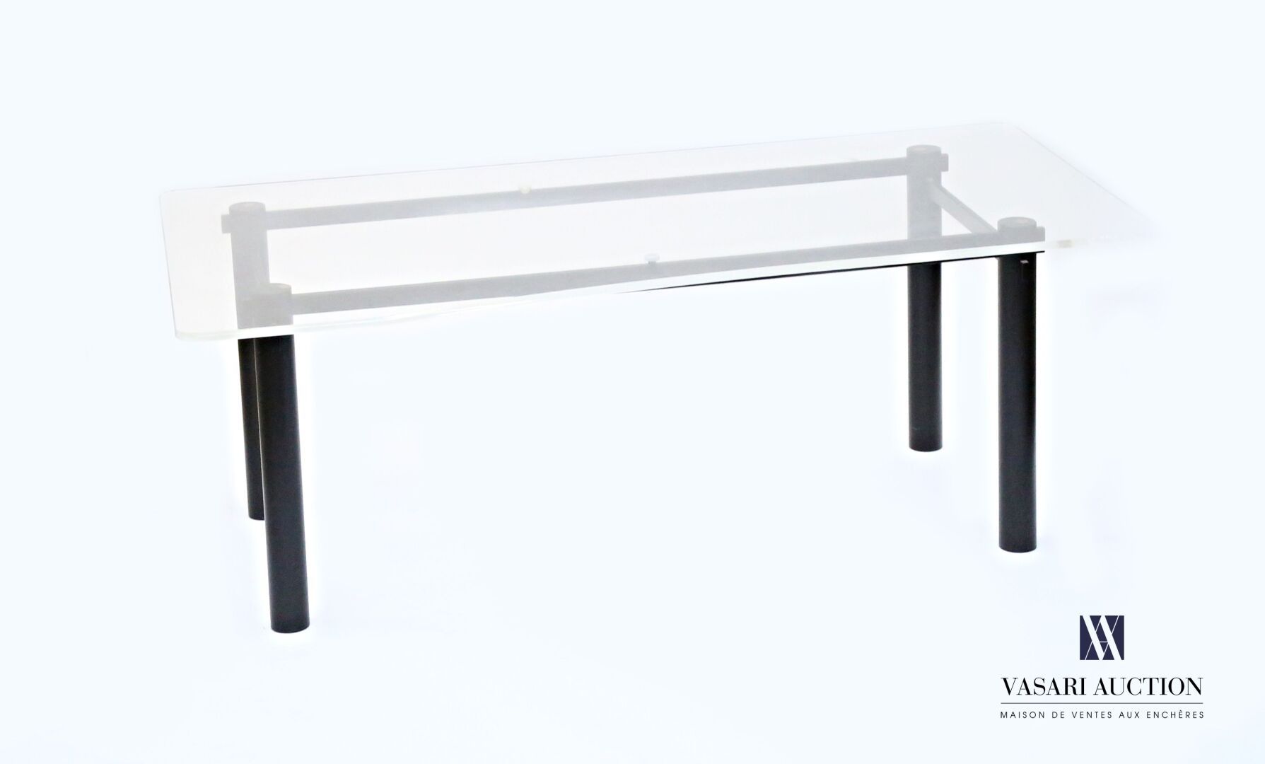 Null 办公桌由四条黑漆金属管状腿组成，并由垫片连接，它支持一个长方形的玻璃顶，在一个长边上略微凹陷。
(顶部有划痕，顶部的两个支撑物丢失)
高度：73.5厘&hellip;